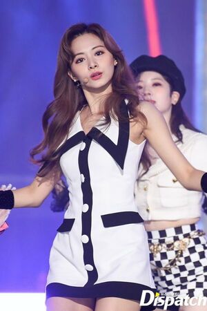 Photo : Tzuyu (ft. Dahyun)