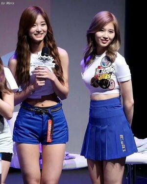 Photo : Sana and Tzuyu