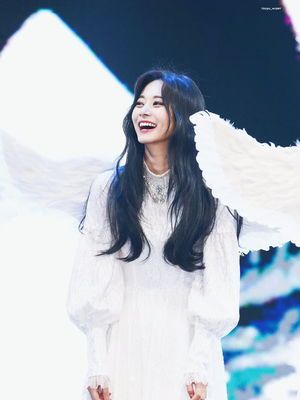 Photo : Happy angel Tzuyu