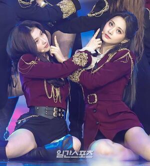 Photo : Sana and Tzuyu
