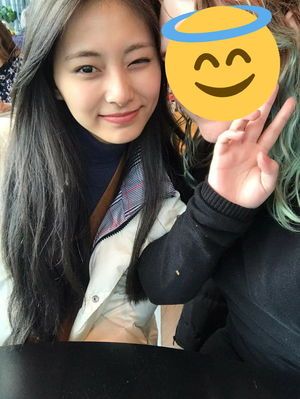 Photo : Tzuyu with a fan in the Netherlands
