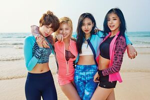Photo : Jeongyeon, Sana, Nayeon, Tzuyu
