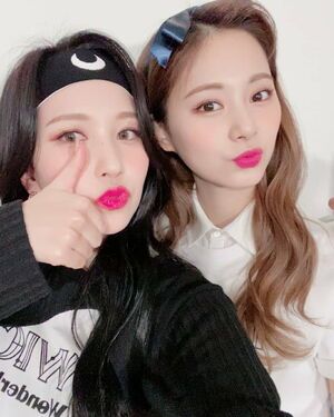 Photo : Mina and Tzuyu