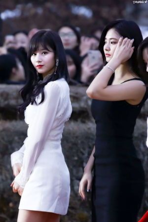 Photo : Sana & Tzuyu in black & white