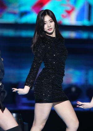 Photo : Tzuyu in sparkling black