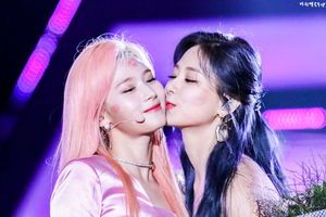 Photo : Sana and Tzuyu