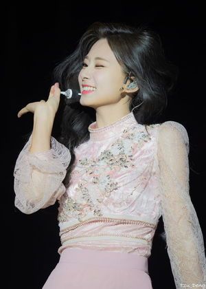 Photo : Tzuyu Mid-Air Wink