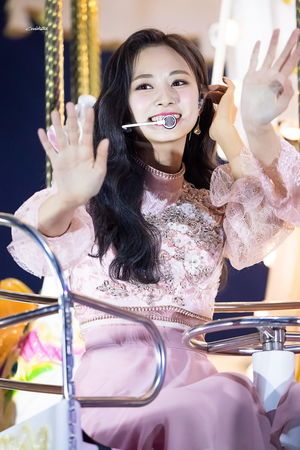 Photo : Waving Tzuyu