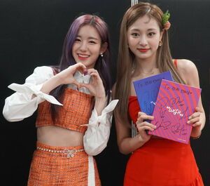 Photo : Wooyeon & Tzuyu