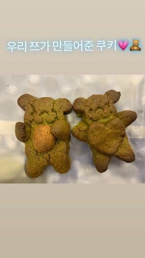 Photo : Twicetagram Story Update - Tzuyu backed some cookies