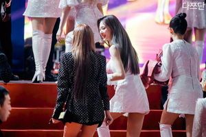 Photo : Tzuyu happily talking with Taeyeon