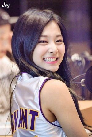 Photo : Tzuyu wearing Bryant's jersey