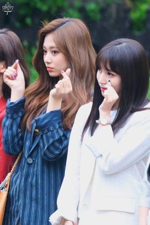 Photo : Mina and Tzuyu