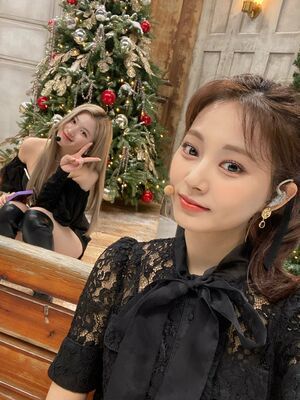 Photo : Tzuyu and a very stealthy Sana!