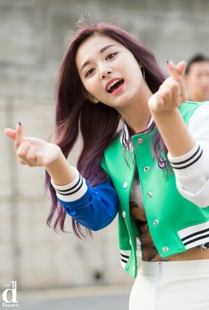 Photo : Tzuyu -green jacket