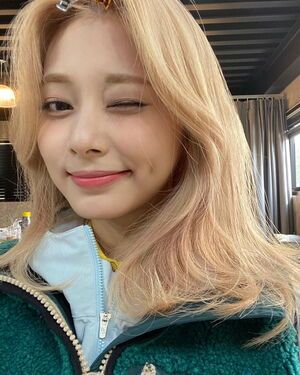 Photo : Blonde Tzuyu
