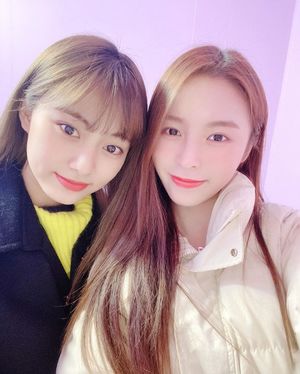 Photo : Tzuyu and Elkie in Valentine's Day