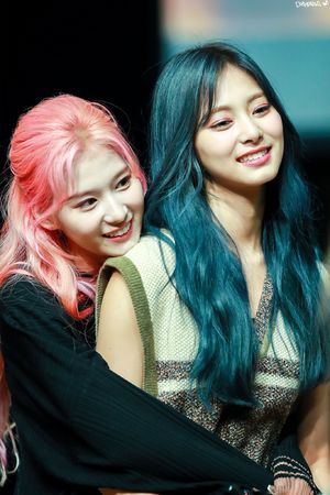 Photo : Minatozaki Sana and Chou Tzuyu