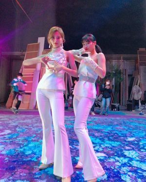 Photo : Chou Tzuyu and Hirai Momo