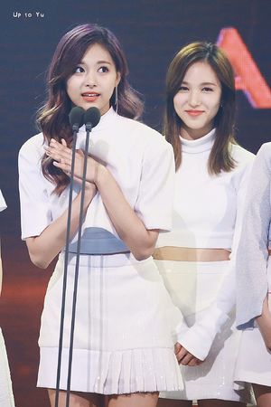 Photo : Chou Tzuyu and Myoui Mina