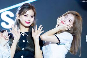 Photo : Tzuyu & Sana