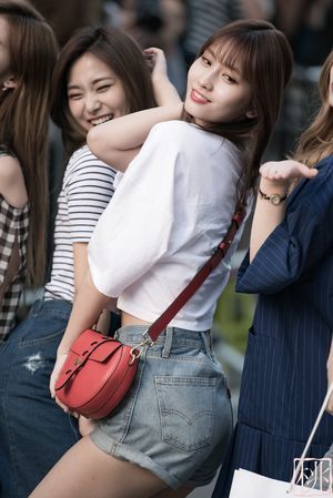 Photo : Momo & Tzuyu