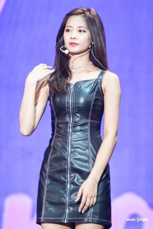 Photo : Tzuyu in leather!