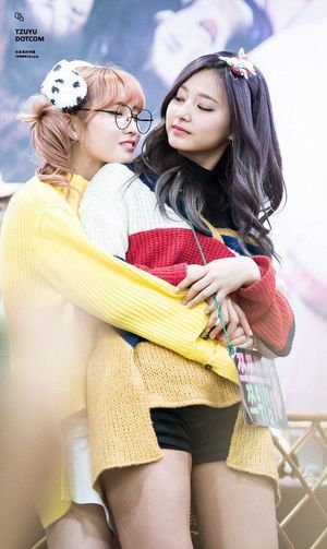 Photo : Momo and Tzuyu