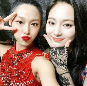 Photo : Seolhyun and Tzuyu