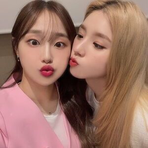 Photo : Chuu & Heejin