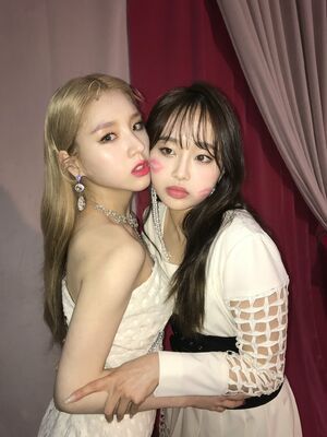 Photo : Heejin & Chuu