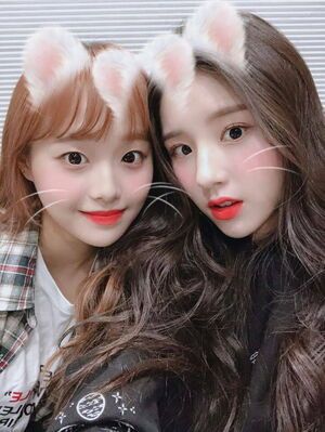 Photo : Heejin & Chuu