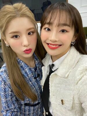 Photo : Heejin & Chuu
