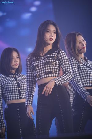 Photo : Heejin (ft. Haseul & Kim Lip)